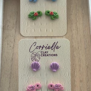 Pacote de brincos de argila de polímero com conchas de praia e tartarugas florais