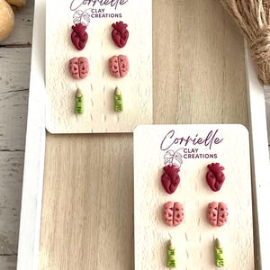 LIQUIDACIÓN - Pack de aretes de arcilla polimérica con forma de corazón y dedo de zombi para Halloween y otoño