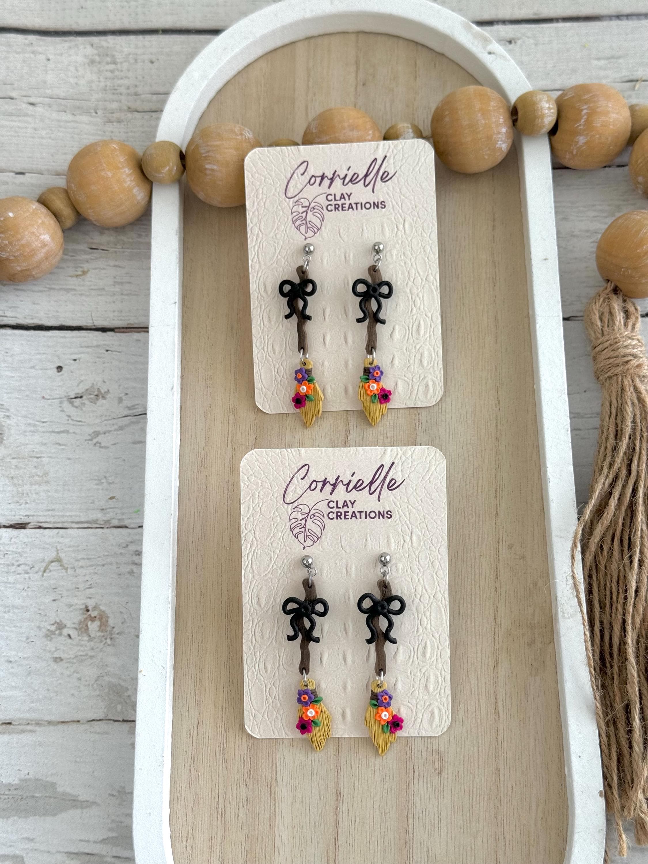 Halloween herfstheksenbezem met bloemen en strik oorbellen van polymeerklei