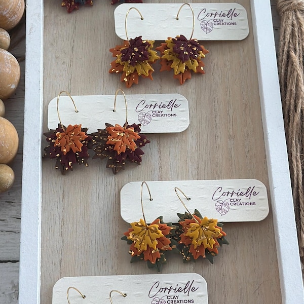 Pendientes de aro de arcilla polimérica con diseño de hojas triples otoñales y detalles de lámina dorada