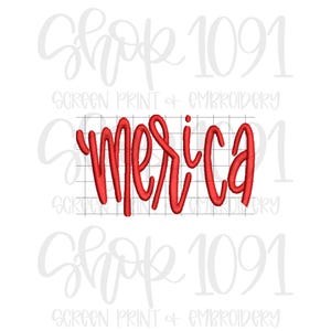 Könnte beinhalten: Roter, gestickter Text mit der Aufschrift "'merica" in einer kursiven Schriftart, zentriert auf einem Gitterhintergrund. Das Bild hat einen weißen Hintergrund mit den Worten "Shop 1091" und "Screen Print + Embroidery" in Hellgrau, die sich wiederholen.
