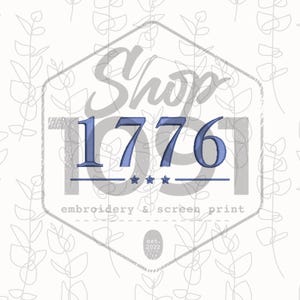 Könnte beinhalten: Ein Logo-Design mit dem Text "Shop 1776" in einer stilisierten Schriftart, mit der Zahl 1776 in Blau. Die Wörter "embroidery & screen print" stehen unter der Zahl, mit einem kleinen "est. 2022" Emblem unten.