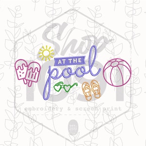 Puede incluir: Un diseño de verano con las palabras "at the pool" en una fuente caprichosa, acompañado de un sol, helados, gafas de sol en forma de corazón, chanclas y un balón de playa. El diseño utiliza tonos rosas, amarillos, naranjas y morados.