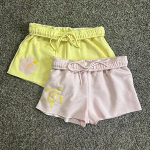 Pantalones cortos de descanso con estampado de tortugas e hibiscos en tonos pastel / Ropa de playa cómoda con cintura elástica
