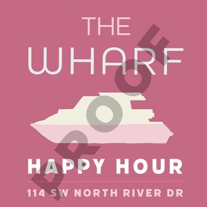 Pu&ograve; includere: Grafica rosa con testo bianco che recita "THE WHARF HAPPY HOUR 114 SW NORTH RIVER DR" e una silhouette bianca di una barca.