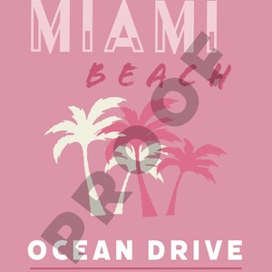 Pu&ograve; includere: Un design grafico rosa con il testo "Miami Beach Ocean Drive" in bianco. Il design presenta tre palme rosa e bianche.
