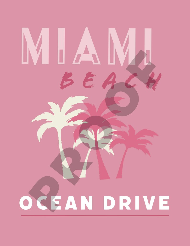 Pu&ograve; includere: Un design grafico rosa con il testo "Miami Beach Ocean Drive" in bianco. Il design presenta tre palme rosa e bianche.