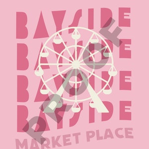 Pu&ograve; includere: Grafica rosa con il testo "Bayside Market Place" in bianco. Il testo &egrave; impilato verticalmente e la parola "Bayside" &egrave; ripetuta quattro volte. Una silhouette bianca di una ruota panoramica si trova al centro della grafica.