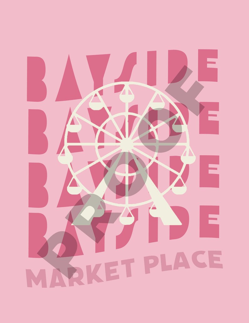 Pu&ograve; includere: Grafica rosa con il testo "Bayside Market Place" in bianco. Il testo &egrave; impilato verticalmente e la parola "Bayside" &egrave; ripetuta quattro volte. Una silhouette bianca di una ruota panoramica si trova al centro della grafica.
