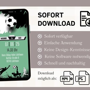 Op de afbeelding: Een groene en zwarte telefoon-scherm mockup met een voetbalafbeelding en tekst die zegt "WANN & WO 07|06|25 14:30 Uhr Hans-Oldag-Halle L&uuml;btheen Kettler Stra&szlig;e 9 19248 L&uuml;btheen". De tekst "SOFORT DOWNLOAD" is in zwart en wit. Onder de tekst staan vijf vinkjes met tekst in het Duits. De tekst "Download m&ouml;glich als: MP4 JPG PDF" is in zwart en wit.