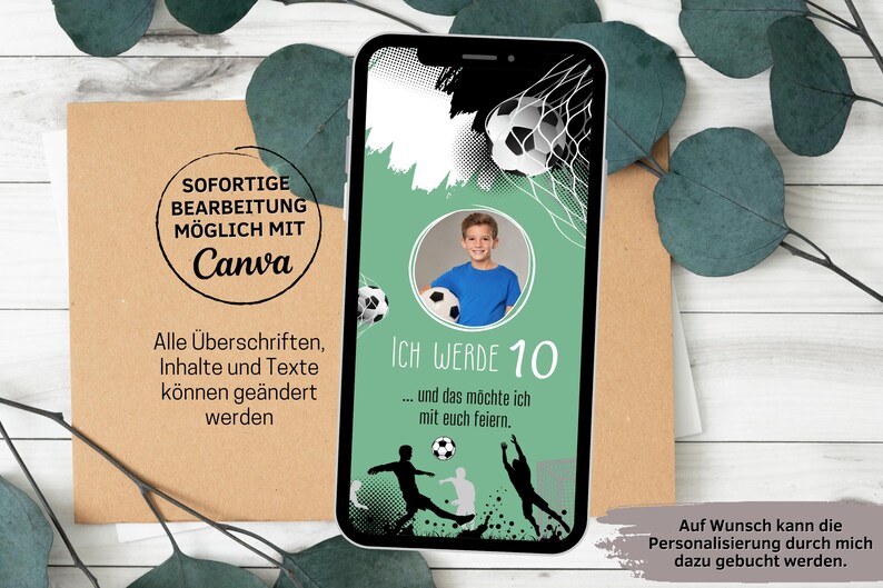 Op de afbeelding: Een groene en zwarte digitale uitnodiging met een voetbalthema. De uitnodiging zegt "Ich werde 10" en "...und das m&ouml;chte ich mit euch feiern." De uitnodiging is aanpasbaar met Canva.