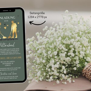 Puede incluir: Una invitaci&oacute;n digital verde y dorada para un Polterabend, una fiesta previa a la boda alemana. La invitaci&oacute;n presenta una silueta de una pareja sosteniendo palas y el texto "EINLADUNG ZUM Polterabend". La fecha y la hora del evento se enumeran como "15.08.2027, AB 17:30 UHR".