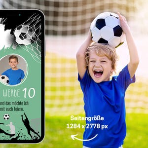 Op de afbeelding: Een groene en witte digitale uitnodiging met een voetbalthema. De uitnodiging zegt "ICH WERDE 10" en "... und das m&ouml;chte ich mit euch feiern."  Een foto van een jongen staat in het midden van de uitnodiging. Een voetbal bevindt zich in de rechterbovenhoek van de uitnodiging.