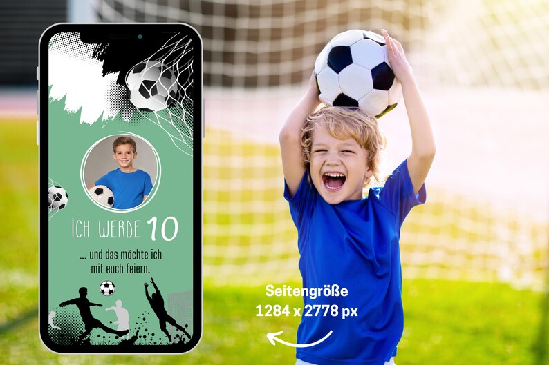Op de afbeelding: Een groene en witte digitale uitnodiging met een voetbalthema. De uitnodiging zegt "ICH WERDE 10" en "... und das m&ouml;chte ich mit euch feiern."  Een foto van een jongen staat in het midden van de uitnodiging. Een voetbal bevindt zich in de rechterbovenhoek van de uitnodiging.