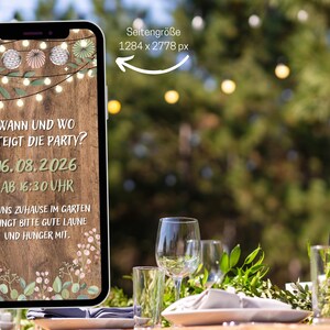 Pode incluir: Um convite digital na tela de um smartphone com um fundo de madeira r&uacute;stica e luzes de corda brancas. O texto diz "WANN UND WO STEIGT DIE PARTY? 16.08.2026 AB 16:30 UHR BEI UNS ZUHAUSE IM GARTEN BRINGT BITTE GUTE LAUNE UND HUNGER MIT."
