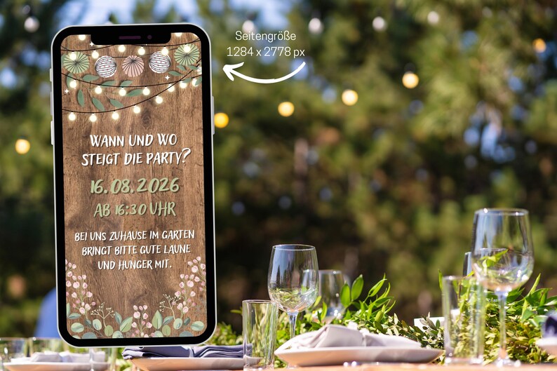 Pode incluir: Um convite digital na tela de um smartphone com um fundo de madeira r&uacute;stica e luzes de corda brancas. O texto diz "WANN UND WO STEIGT DIE PARTY? 16.08.2026 AB 16:30 UHR BEI UNS ZUHAUSE IM GARTEN BRINGT BITTE GUTE LAUNE UND HUNGER MIT."