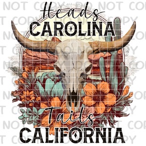 Könnte beinhalten: Ein Grafikdesign mit einem weißen Kuhschädel mit Hörnern, einem Sonnenuntergang, Kakteen und Blumen. Der Text "Heads Carolina Tails California" ist in Schwarz geschrieben.