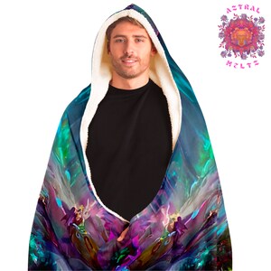 K&ouml;nnte beinhalten: Eine Kapuzendecke mit einem farbenfrohen, abstrakten Design mit wirbelnden Farben in Blau, Gr&uuml;n, Lila und Rosa. Die Decke hat ein weiches, flauschiges Futter.