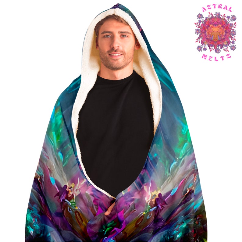 K&ouml;nnte beinhalten: Eine Kapuzendecke mit einem farbenfrohen, abstrakten Design mit wirbelnden Farben in Blau, Gr&uuml;n, Lila und Rosa. Die Decke hat ein weiches, flauschiges Futter.