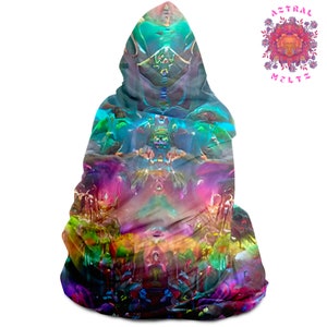 K&ouml;nnte beinhalten: Eine Kapuzendecke mit einem farbenfrohen, psychedelischen Design mit verschiedenen Formen und Farben. Die Decke ist aus einem weichen, komfortablen Material gefertigt und perfekt zum Kuscheln auf der Couch oder im Bett.
