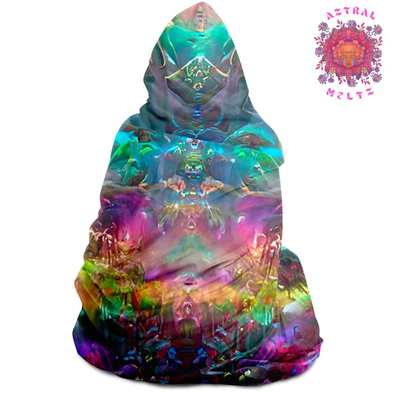 K&ouml;nnte beinhalten: Eine Kapuzendecke mit einem farbenfrohen, psychedelischen Design mit verschiedenen Formen und Farben. Die Decke ist aus einem weichen, komfortablen Material gefertigt und perfekt zum Kuscheln auf der Couch oder im Bett.