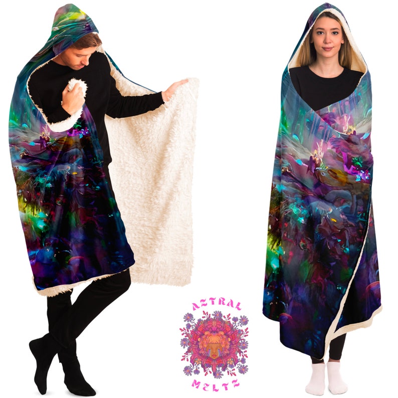 K&ouml;nnte beinhalten: Eine Kapuzendecke mit einem farbenfrohen, abstrakten Design mit wirbelnden Farben und Formen. Die Decke ist aus weichem, pl&uuml;schem Stoff gefertigt und hat ein Sherpa-Futter. Die Decke wird von zwei Personen getragen, eine steht, die andere sitzt.