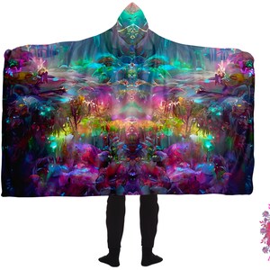 K&ouml;nnte beinhalten: Eine Kapuzendecke mit einem leuchtenden, psychedelischen Design, das eine farbenfrohe, fantastische Landschaft mit leuchtenden Lichtern und filigranen Details zeigt. Die Decke ist aus weichem, bequemem Stoff gefertigt und perfekt zum Kuscheln auf der Couch oder zum Nickerchen.
