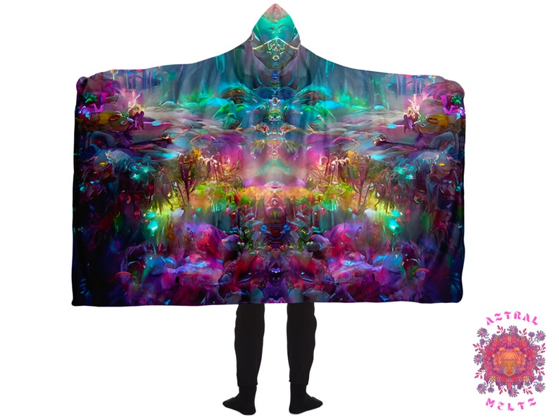 K&ouml;nnte beinhalten: Eine Kapuzendecke mit einem leuchtenden, psychedelischen Design, das eine farbenfrohe, fantastische Landschaft mit leuchtenden Lichtern und filigranen Details zeigt. Die Decke ist aus weichem, bequemem Stoff gefertigt und perfekt zum Kuscheln auf der Couch oder zum Nickerchen.