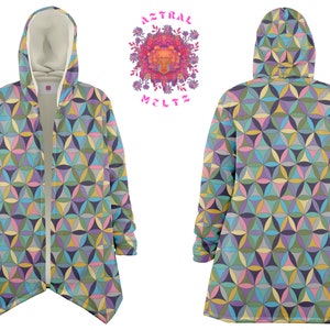 Puede incluir: Una chaqueta con capucha con un patrón geométrico en tonos de azul, verde, rosa y amarillo. El patrón es un diseño de flor de la vida. La chaqueta tiene una cremallera y una capucha.