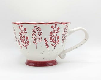 Taza de café de cerámica roja con estampado floral grabado, 15 oz, estilo rústico, de Signature Housewares
