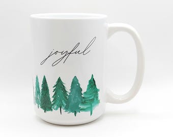 Taza de café o té con alegres pinos invernales, taza de cerámica de 444 ml (15 oz), taza con diseño de árbol de Navidad, taza para amantes del invierno, regalo de Navidad de Mugzan