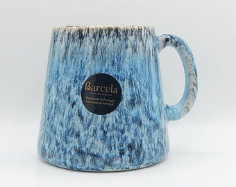 Taza de café artesanal de cerámica con esmalte al fuego en tonos azules rústicos, 473 ml (16 oz), textura ondulada, estilo cabaña de Barcela.