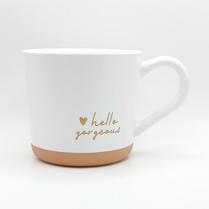 HALLO SCHITTERENDE koffie-theemok 15 oz steengoed wit, rustieke bodem, krachtige quote-kop, ochtendcadeau per drempel