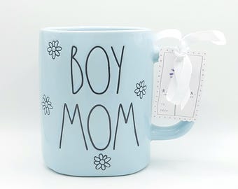 Taza de café Rae Dunn BOY MOM de cerámica de 532 ml (18 oz), color azul claro, acabado brillante, con grabado de diseño floral. Regalo ideal para mamá.