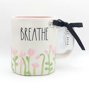 Rae Dunn BREATHE Kaffeetasse 18 Unzen Keramik, rosa Tulpen Tasse, glänzendes Finish, geprägtes Blumenmuster