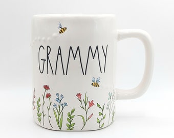 Taza de café/té Rae Dunn GRAMMY de cerámica de 532 ml (18 oz), con un hermoso diseño de jardín primaveral. Regalo ideal para ella, para la abuela o para el Día de la Madre.