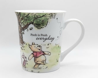 Caneca de café/chá de 355 ml (12 oz) do Ursinho Pooh e seus amigos da Disney, "Pooh é Pooh todo dia", caneca fofa e divertida, jarra colecionável.