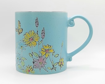Taza de café/té Spring Floral Valley de cerámica azul de 21 oz, con mariposas grabadas y diseño pintado a mano por Spectrum Designz.