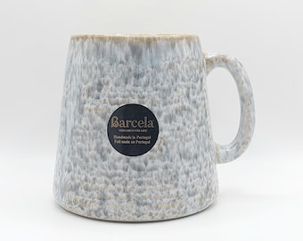Taza de café artesanal de cerámica de 473 ml (16 oz) con esmalte al fuego en tonos rústicos grises suaves, taza de té con textura ondulada, estilo cabaña de Barcela.