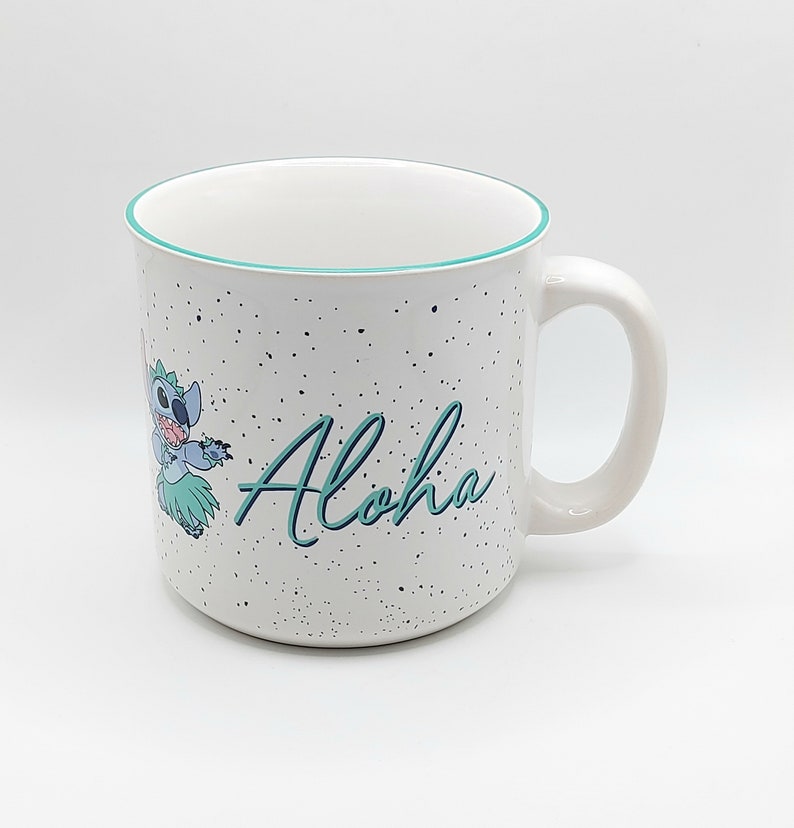 Taza de café o té estilo hawaiano ALOHA de 590 ml (20 oz), de cerámica, regalo de la película Lilo & Stitch, taza coleccionable de Disney, jarra con ambiente tropical imagen 2