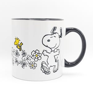 Könnte beinhalten: Ein Set aus drei Keramikbechern mit gesprenkelter, matter Oberfläche. Die Becher sind in den Farben Creme, Hellgrau und Dunkelgrau gehalten. Jeder Becher hat ein schlichtes, minimalistisches Design, ideal für Kaffee oder Tee.