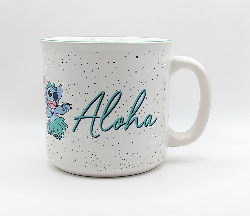 Taza de café o té estilo hawaiano ALOHA de 590 ml (20 oz), de cerámica, regalo de la película Lilo & Stitch, taza coleccionable de Disney, jarra con ambiente tropical imagen 1