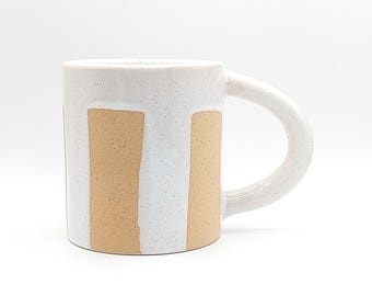 Taza rústica de cerámica de 295 ml (10 oz) con esmalte blanco goteante, estilo artesanal, ideal para regalar. Diseño de Mudpie.