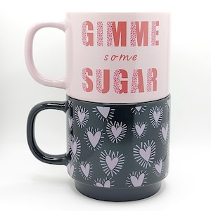 Set med 2 "Gimme Some Sugar"-kaffemuggar och tekoppar, stapelbara kannor i keramik, 350 g, med roligt budskap, från Thyme & Table