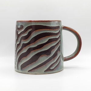 Sage Zebra Stripes kaffemugg, hantverksmässig 47 cl keramikmugg, dricksglas i lantlig stil från The Old Pottery Company