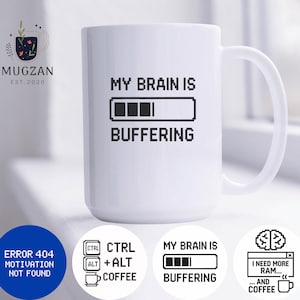 Peut inclure: Tasse à café en céramique blanche avec le texte "MY BRAIN IS BUFFERING" en police pixélisée noire. La tasse présente également le logo Mugzan et d'autres graphiques. Un cadeau humoristique.