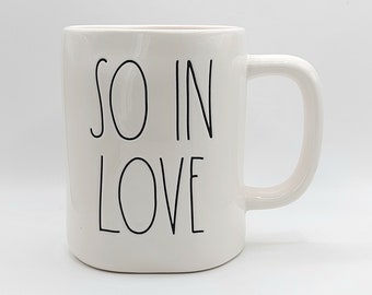 Taza de café y té Rae Dunn So In Love de cerámica blanca de 18 oz, acabado brillante, regalo de San Valentín, jarra romántica