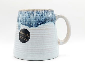 Taza de café artesanal de 473 ml, esmaltada al fuego, bicolor, tonos azules, estilo rústico, hecha a mano, fabricada en Portugal por Barcela.