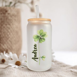 Szklana puszka Lucky Clover z personalizacją i pokrywką z bambusa i słomką, 16-uncjowy szklany kubek na Dzień Świętego Patryka, prezent Lucky Vibes od Mugzan