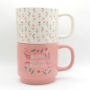 Set med 2 "Normal Gets You Nowhere"-kaffemuggar, blommiga tekoppar, 340 ml keramik, stapelbara kannor med ett stärkande budskap från Thyme & Table
